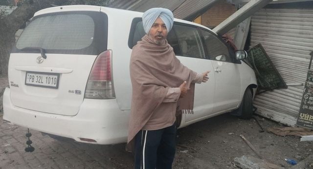 पंजाब के नवांशहर में रफ्तार का कहर, बेकाबू इनोवा दुकान का शटर और पिलर तोड़कर अंदर घुसी; बिजली का खंभा भी उखड़ा
