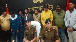 मुजफ्फरनगर में पुलिस लाइन के सभागार में पकड़े गए आरोपितों के बारे में जानकारी देते एसपी सिटी सत्य नारायण प्रजापत। जागरण