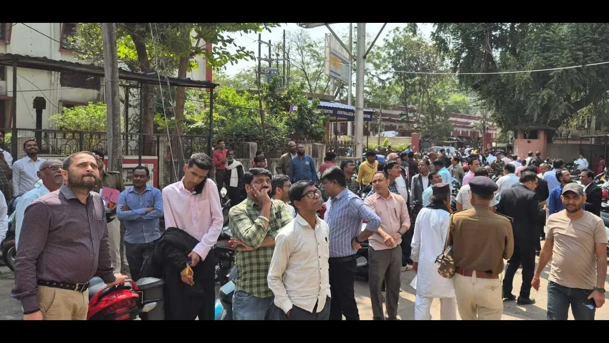 धनबाद सिविल कोर्ट को बम से उड़ाने की धमकी, परिसर खाली कराया गया; जांच जारी  - dhanbad civil court bomb threat premises evacuated search on