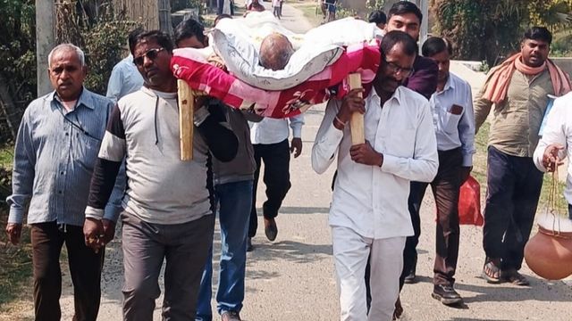जहां अंतिम यात्रा होती है उसी खाट पर, मुंगेर के एक प्रखंड की अजीब लेकिन भावपूर्ण परंपरा
