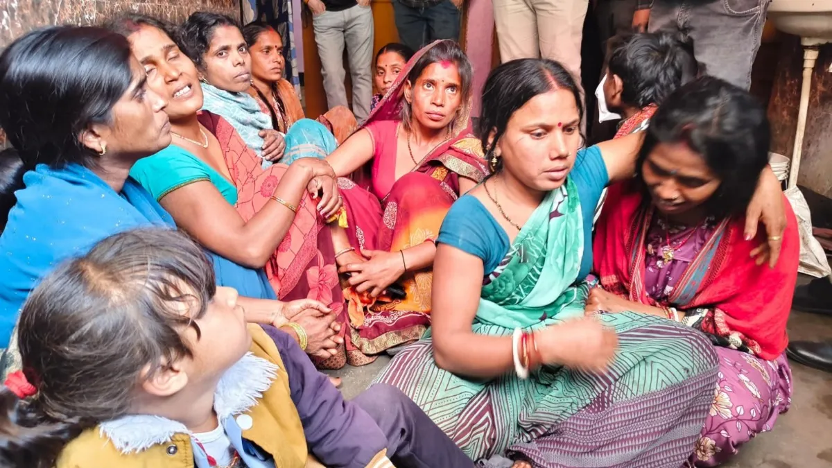 पत्नी और तीनों बेटियों को पहले बेहोश किया फिर गला रेतकर मार डाला! 8 माह  पहले ही पटना से दिल्ली आया था परिवार - delhi husband suspected in brutal  murder of wife 3 daughters