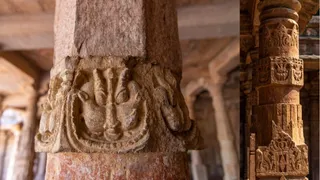धारा भोजशाला के स्तंभ पर उत्कीर्ण कीर्तिमुख की आकृति।