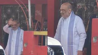 केिशनगंज में हनुमान जी की पूजा करने के बाद मंदिर से बाहर निकलते केंद्रीय गृह मंत्री अमित शाह।