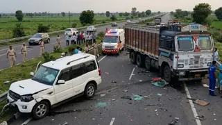 जीटी रोड पर स्कॉर्पियो और ट्रक की टक्कर (AI Generated Image)
