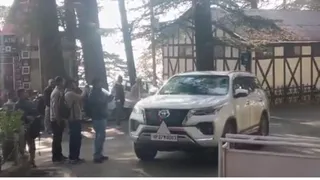 लोकभवन पहुंचे भाजपा नेता जयराम ठाकुर व अन्य।
