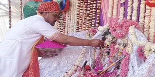 राधारानी को गुलाल लगाते सेवायत।
