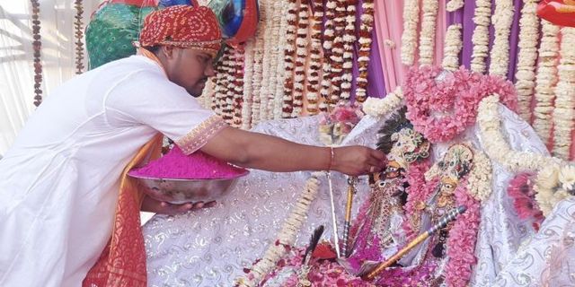 Holi 2026: राधा के आंगन में उड़ा अबीर गुलाल, हुरियारिनों ने हुरियारों पर बरसाए प्रेम के लठ