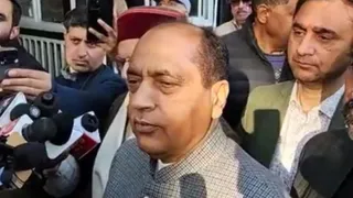 शिमला में जयराम ठाकुर की अगुवाई में राज्यपाल से मिलने पहुंचे भाजपा नेता।