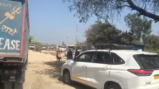 कौशांबी में सरायअकिल क्षेत्र के जयंतीपुर स्थित प्लांट में अधिकारियों के वाहन व खड़ा डंपर। जागरण