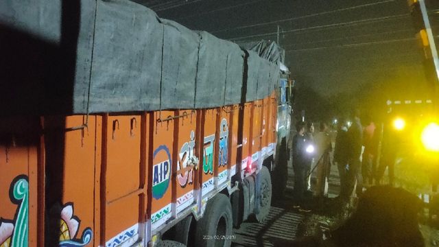 मुगमा रेलवे फाटक पर कोयला लदा ट्रक फंसा, टली बड़ी रेल दुर्घटना
