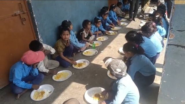प्रधानाध्यापक को तबादले की मांग को लेकर स्कूल में तालाबंदी, बरामदे में जमीन पर बैठकर बच्चों ने की पढ़ाई



