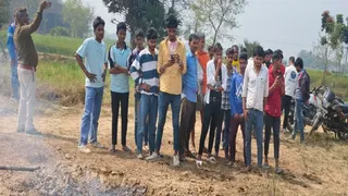 शव जलाए गए जगह को देखने के लिए जुटी स्थानीय लोगो की भीड़। जागरण