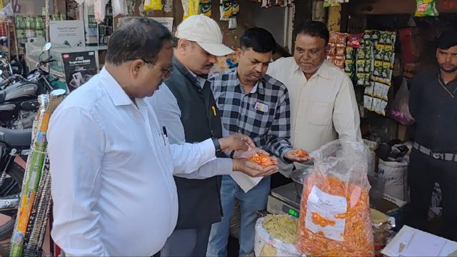 चिप्स में भी हो रही मिलावट? 20 किलोग्राम स्टाॅक सीज, छापेमारी होते देख दुकानें बंद कर भागे दुकानदार