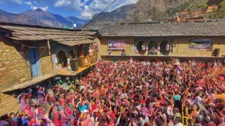 गोपेश्वर गोपीनाथ मंदिर प्रांगण में होली खेलते होल्यार। फाइल फोटो