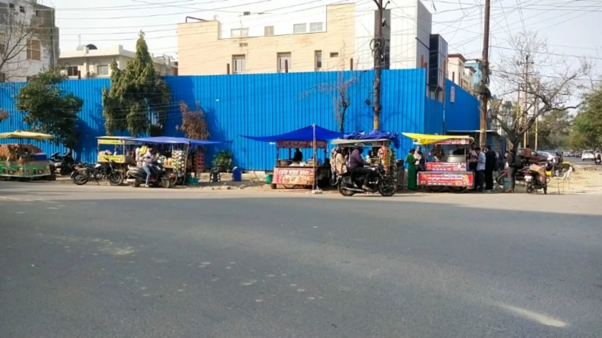 अतिक्रमण मुक्त' की खोखली रिपोर्ट भेज आंखों में धूल झोंक रहे जिम्मेदार, पोल  खोल रही नोएडा की ये तस्वीरें - noida encroachment officials free claims  exposed