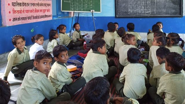 कुरुक्षेत्र में डेस्क की कमी से जूझ रहे स्कूल, फर्श पर बैठने को मजबूर नौनिहाल
