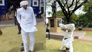 कांग्रेस विधायक बाबू जंडेल ने गांधी प्रतिमा के समक्ष लगाया शीर्षासन।