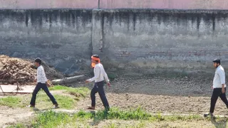 राजकीय कन्या वरिष्ठ माध्यमिक विद्यालय में परीक्षा केंद्र की चारदीवारी के पास घूमते युवक। सौ. सोशल मीडिया