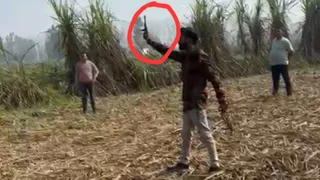 गन्ने के खेत में घेराबंदी के दौरान पुलिस के सामने तमंचा दिखाता हत्यारोपित प्रदीप। वीडियो ग्रैब