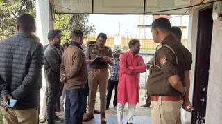 प्रयागराज में यमुनापार के घूरपुर के चक गौरी शंकर गांव में युवक की गोली लगने से मौत के बाद लोगों से पूछताछ करती पुलिस। जागरण