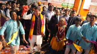 खटीमा के सनातन धर्मशाला रामलीला मैदान में आयोजित होली मिलन समारोह में थरुवाटी होली खेलते सीएम पुष्कर सिंह धामी। जागरण