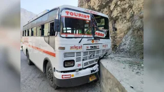 ऋषिकेश-बदरीनाथ राष्ट्रीय राजमार्ग पर तोता घाटी के पास ब्रेक फेल के बाद सुरक्षा दीवार पर रुकी बस। जागरण