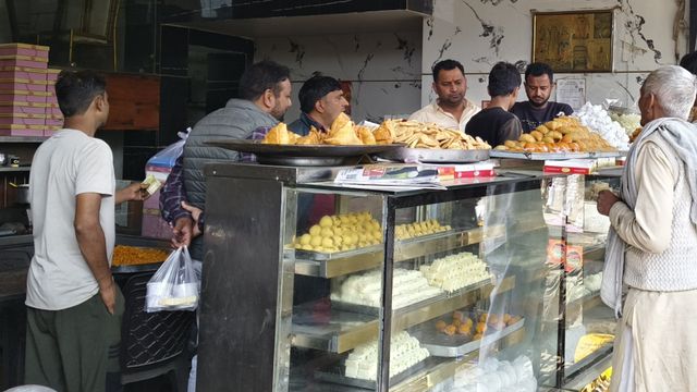 होली से पहले शामली के बाजारों में रौनक, मिठाई की मांग बढ़ी