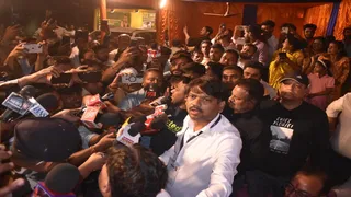 Dhanbad Mayor Chunav Result 2026: मतगणना के बाद मीडिया से बात करते धनबाद के नव निर्वाचित मेयर संजीव सिंह। (फोटो अमित सिन्हा)