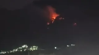 उत्तरकाशी के पोखरी गांव के ऊपर लगी आग।