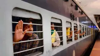 होली स्पेशल ट्रेन।