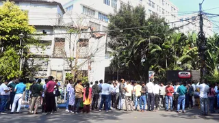 कोलकाता में भूकंप के बाद घरों से बाहर निकले लोग।