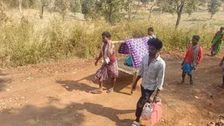 महिला को खाट पर ले जाते हुए परिजन। (जागरण)