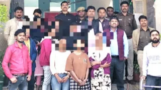 Minor Girls Rescued: मुक्त नाबालिग लड़कियां और छापेमारी दल में शामिल पदाधिकारी और कर्मी। फाटो: विभाग