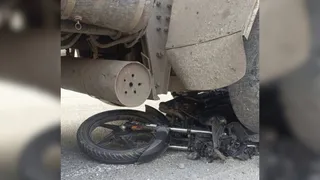 ऋषिकेश-बदरीनाथ राजमार्ग पर पाली पुलिया के निकट ट्रक की चपेट में आई बाइक।