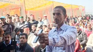 स्मार्ट मीटर से परेशान दलीप बिल का मैसेज दिखाता हुआ। जागरण