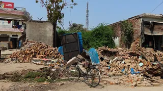 प्रयागराज में करछना के डीहा गांव में असलहाधारियों का तांडव, मकान और दुकानें जमींदोज किया। जागरण