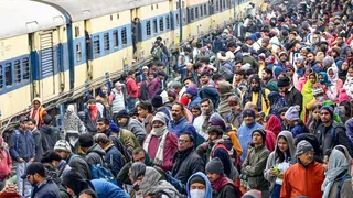 पटना रेलवे स्टेशन की भीड़। फाइल फोटो