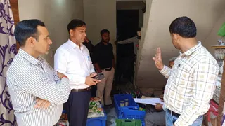 छापामार कार्रवाई के दौरान सीएम फ्लाइंग स्क्वाड की टीम। जागरण