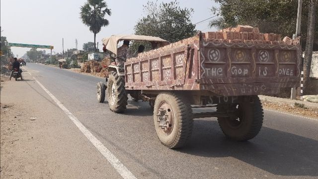 गोड्डा की सड़कों पर मौत बनकर दौड़ रहे बिना नंबर के ट्रैक्टर, हादसों के बाद भी परिवहन विभाग बेखबर
