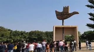हाईकोर्ट भवन चंडीगढ़ के कैपिटल काॅम्प्लेक्स का हिस्सा है। भवन विस्तार पर यूनेस्को की प्रक्रियाएं बाधा।