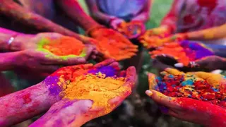 पर्यटकों के लिए होली जलाने के साथ ही डीजे, लाइव सिंगिंग व रंगोत्सव का आयोजन. Concept Photo