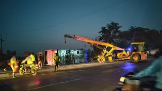 बाइक को ठोकर मारने के बाद अनियंत्रित पिंक बस पलटी।