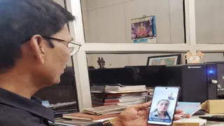 प्रयागराज में सहसों के देवनहरी गांव में पिता दिनेश शुक्ला से वीडियो कॉल पर अबुधाबी से युद्ध के हालात बतातीं मधुलिका। सौजन्य- स्वतः
