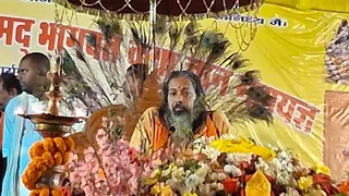 भागलपुर के पीरपैंती सुंदरपुर में कथा सुनाते स्वामी आगमानंद।