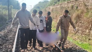 ऊना में जनशताब्दी ट्रेन की चपेट में आकर महिला की मौत हो गई। शव को एकत्र कर ले जाते लोग व पुलिस। जागरण