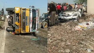 जेसीबी की मदद से वाहनों को निकालने का प्रयास जारी है और क्षतिग्रस्त कार।