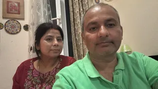 दुबई में रांची के राकेश सिंह अपनी पत्नी के साथ। (जागरण)