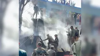 ज्योतिर्मठ के गौंरग गांव में गौशाला में लगी आग बुझाते सेना के जवान।जागरण