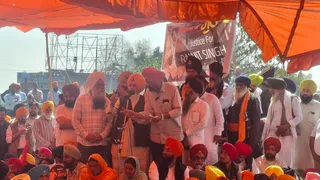 धरना स्थल पर पहुंचे सुच्चा सिंह छोटेपुर संबोधन करते हुए।