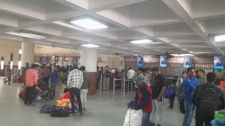 जालंधर रेलवे स्टेशन पर इंतजार करते यात्री।